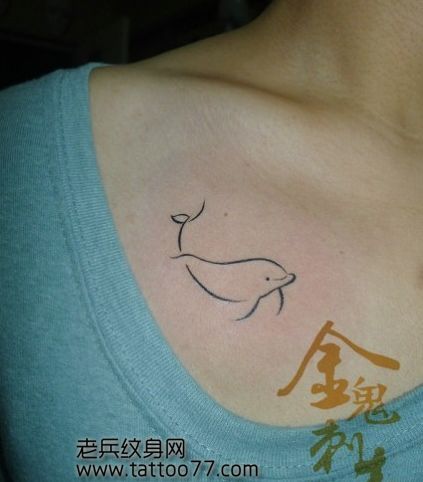 美女胸前图腾海豚纹身图案