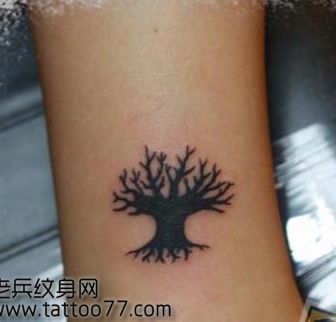 经典的腿部图腾树纹身图案