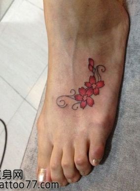 美女脚部好看的樱花纹身图案