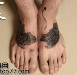 经典时尚的脚部翅膀纹身图案