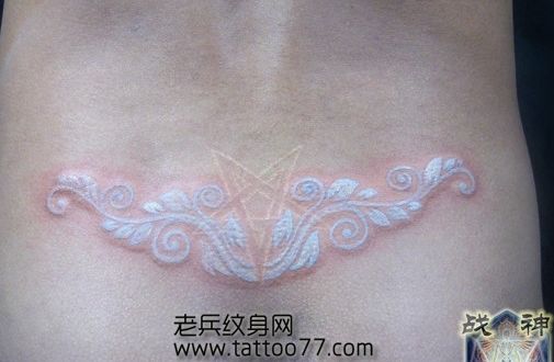 腰部白色图腾腰花纹身图案