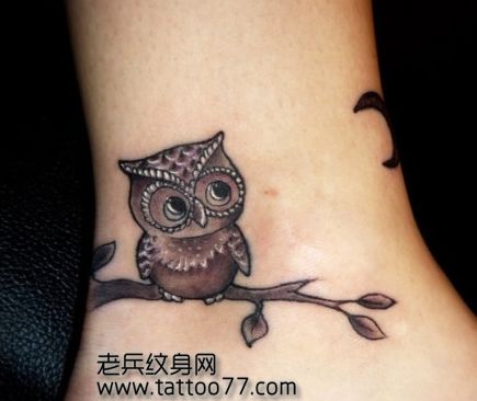 美女脚部可爱的猫头鹰纹身图案