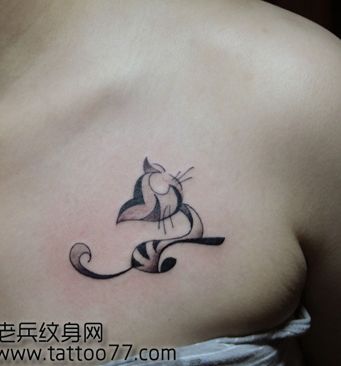 美女胸部可爱猫咪纹身图案