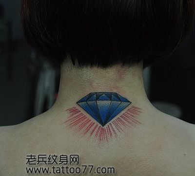 时尚的颈部彩色钻石纹身图案