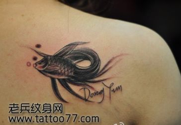 美女肩部可爱的小金鱼纹身图案