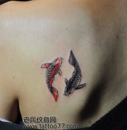 美女背部小巧的小鲤鱼纹身图案