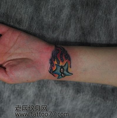 手臂海星火焰纹身图案