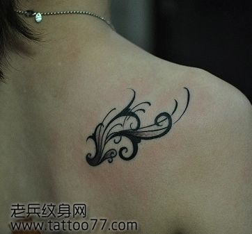 美女背部时尚精美的图腾纹身图案