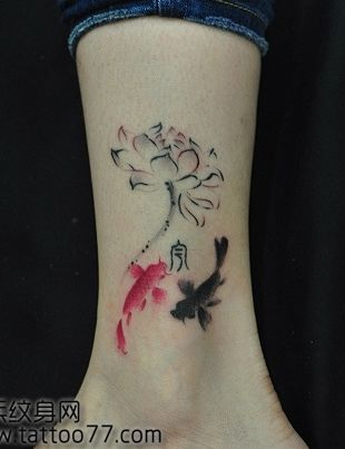 腿部唯美流行的水墨画莲花锦鲤纹身图案