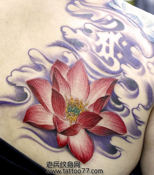 背部好看的彩色莲花纹身图案