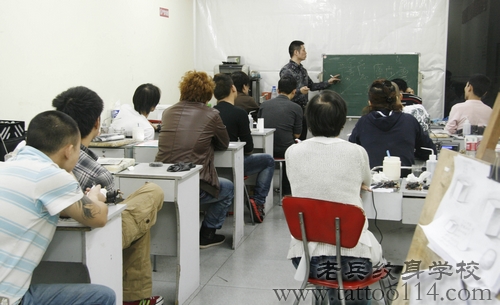 专业纹身培训学校学员纹身理论课讲解