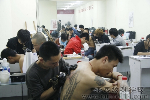 高级纹身师培训学校纹身学员真人实操