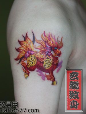 手臂经典帅气的麒麟纹身图案