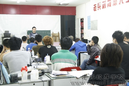 武汉专业刺青纹身学校纹身学员上课期间