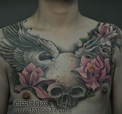 一款胸部匪气的骷髅翅膀纹身图案