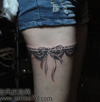 美女腿部时尚性感的蕾丝纹身图案