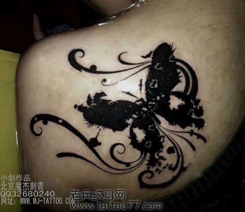 美女肩部精美时尚的图腾蝴蝶纹身图案