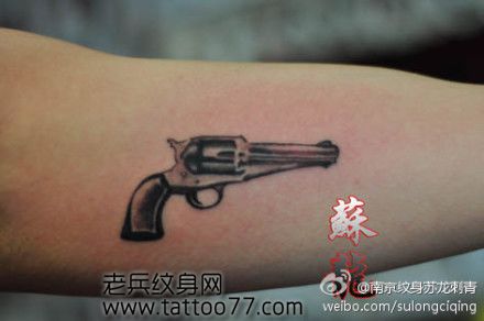 手臂时尚经典的小手枪纹身图案
