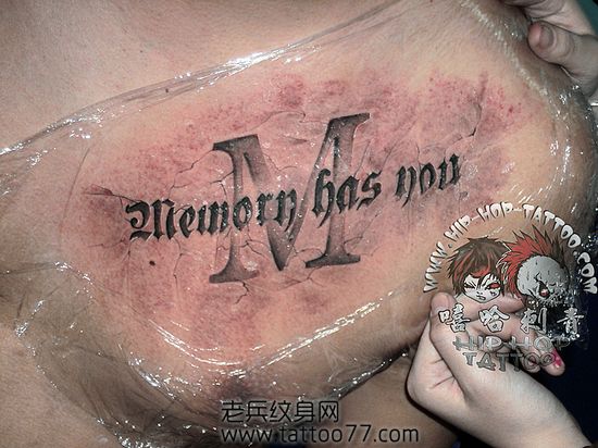 时尚的胸部烙印地裂文字纹身图案
