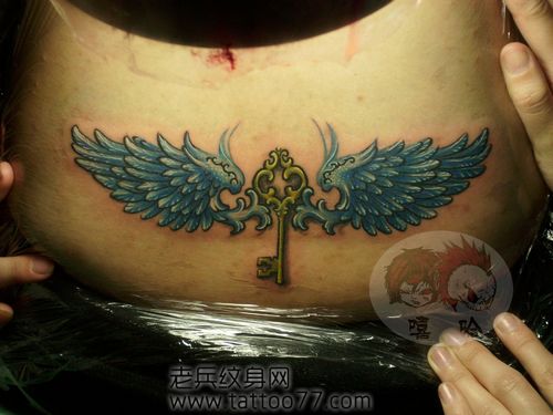 腰部时尚好看的翅膀钥匙纹身图案