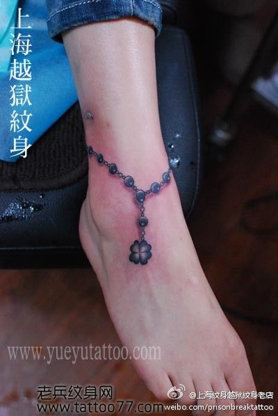 一款流行的四叶草脚链纹身图案