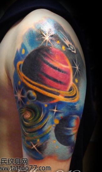 手臂彩色宇宙星球纹身图案