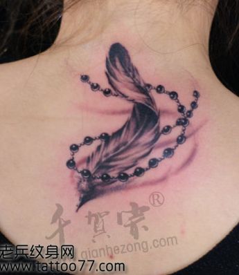 时尚的背部羽毛链条纹身图案