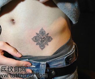 美女腹部唯美时尚的图腾纹身图案
