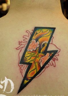 一款另类的背部闪电心脏纹身图案