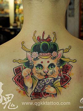 美女背部招财猫纹身图案