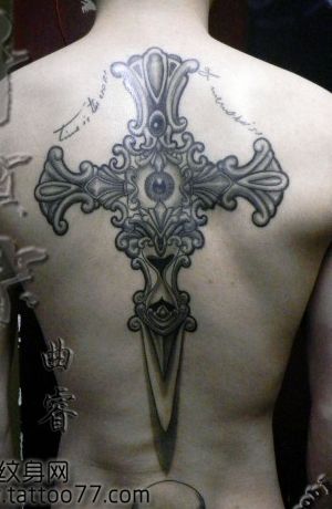 背部经典的十字架纹身图案