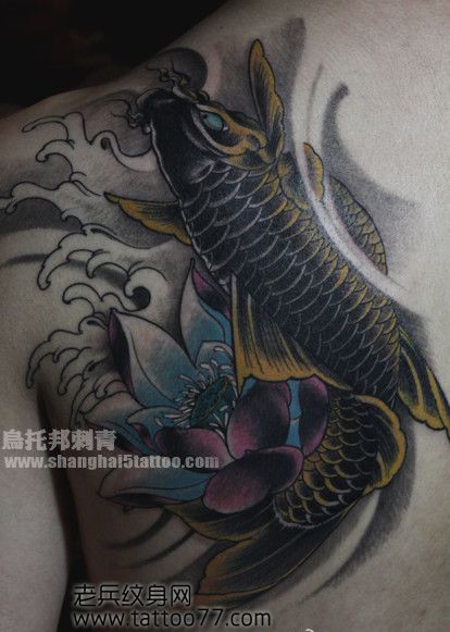 背部经典的鲤鱼莲花纹身图案