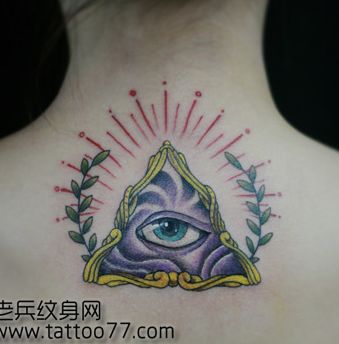 另类的美女背部眼睛纹身图案