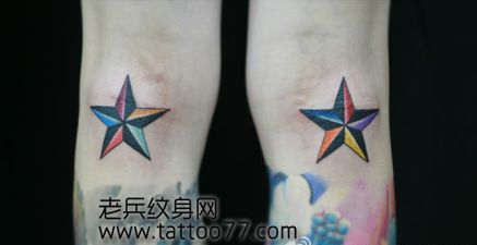 流行时尚的腿部星星纹身图案