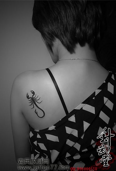 一款女生肩部图腾蝎子纹身图案