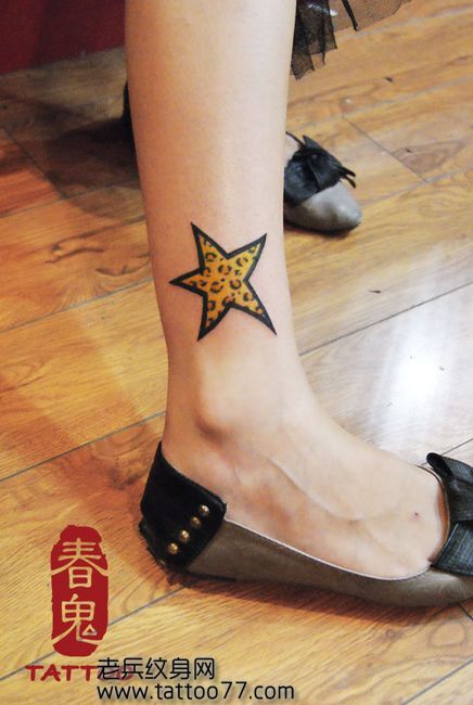 美女腿部时尚好看的豹纹五角星纹身图案
