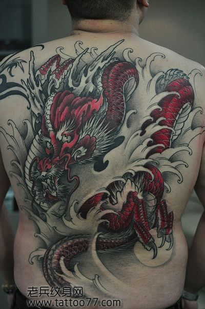 男生喜欢的满背龙纹身图案