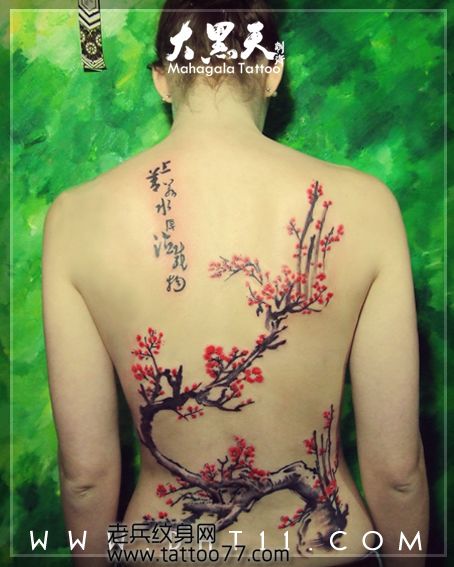 唯美的美女背部梅花纹身图案