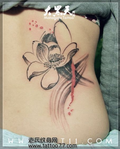 女孩子腰部水墨画莲花纹身图案