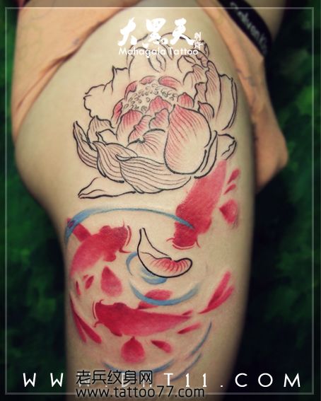 腿部水墨画风格的鲤鱼莲花纹身图案