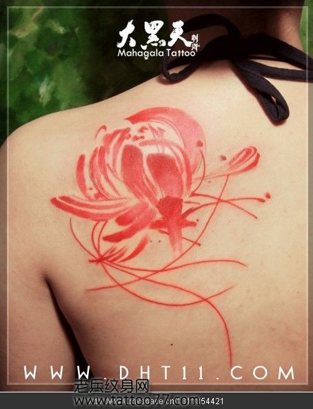 一款女生背部好看的水墨画莲花纹身图案