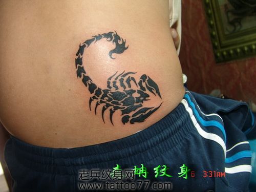 好看经典的腰部图腾蝎子纹身图案