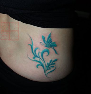 美女腰部好看的彩色蝴蝶藤蔓纹身图案