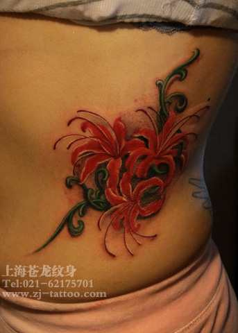 美女腰部唯美好看的彼岸花纹身图案
