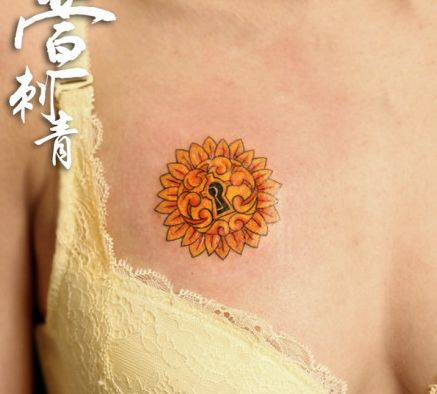 美女胸部好看的向日葵纹身图案