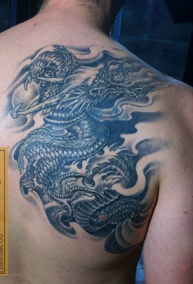 男人喜欢的背部龙纹身图案