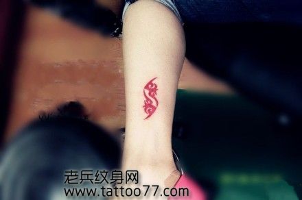 美女腿部时尚唯美的小图腾纹身图案