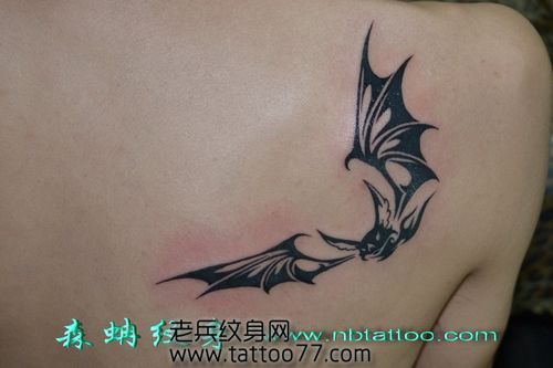 经典帅气的背部图腾蝙蝠纹身图案