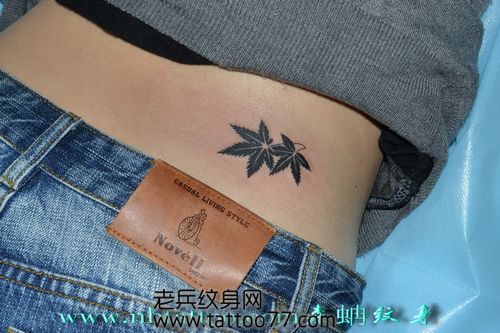 美女腰部图腾枫叶纹身图案