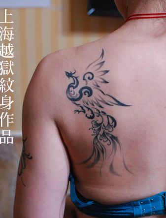 美女背部好看的图腾凤凰纹身图案